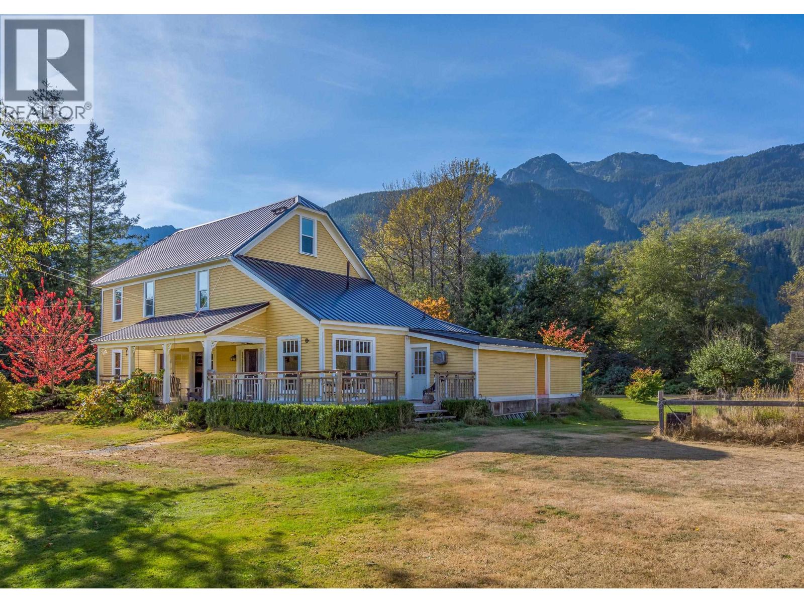 1189 Judd Road, Squamish, British Columbia  V0N 1H0 - Photo 1 - R3061578