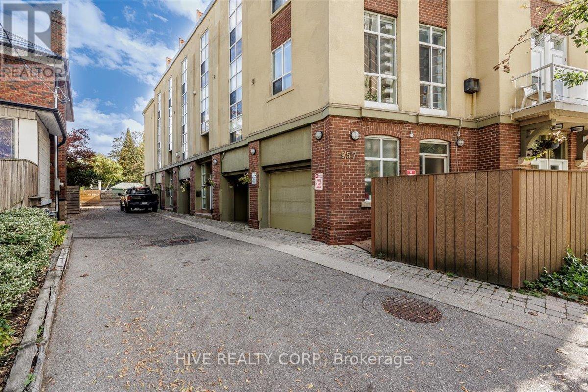 D - 957 Broadview Avenue, Toronto, Ontario  M4K 2R5 - Photo 3 - E12479660