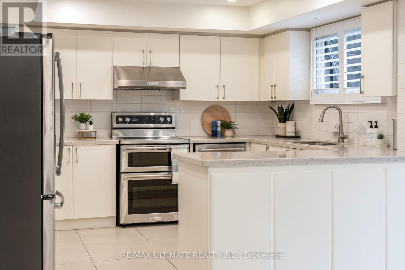 1689 Copseholm Trail, Mississauga, Ontario  L4W 2C1 - Photo 13 - W12479661