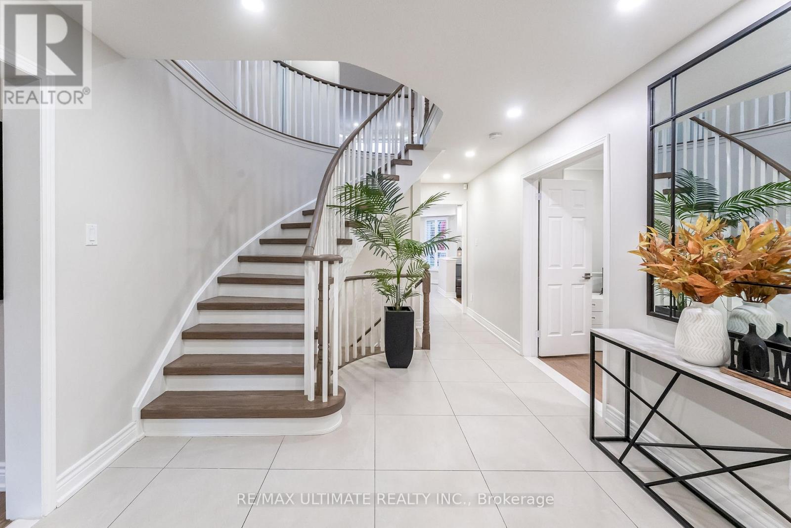 1689 Copseholm Trail, Mississauga, Ontario  L4W 2C1 - Photo 3 - W12479661