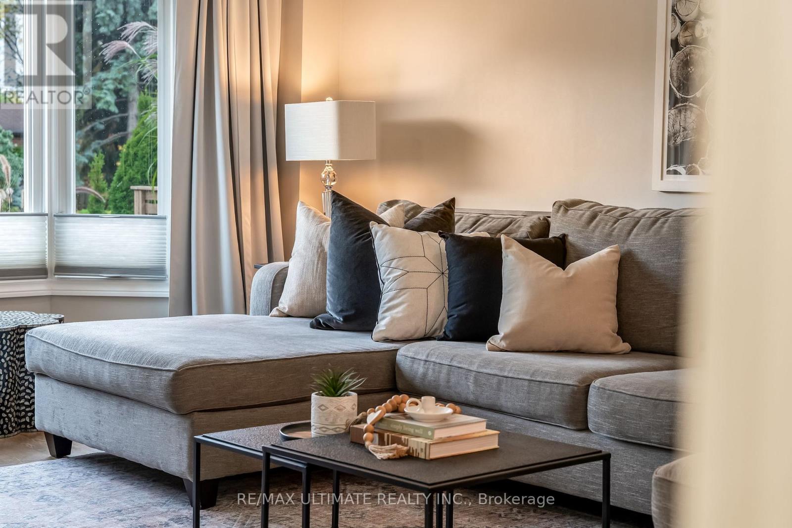1689 Copseholm Trail, Mississauga, Ontario  L4W 2C1 - Photo 5 - W12479661