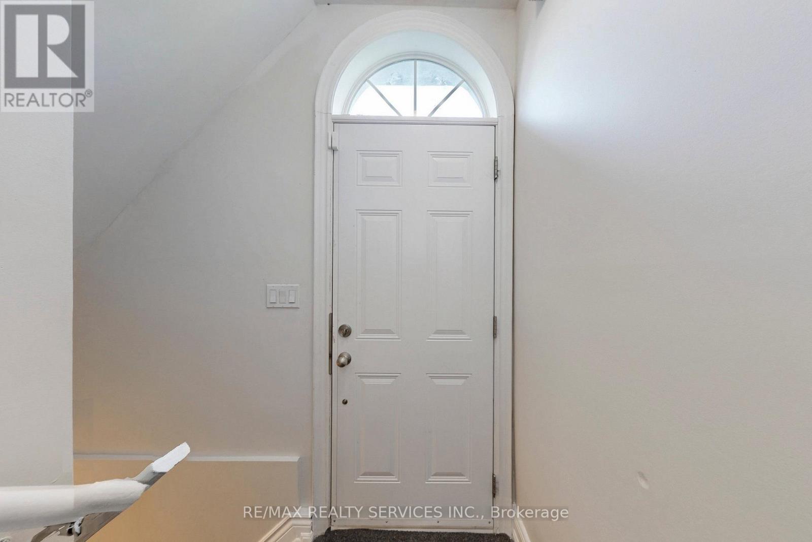 28 Lavallee Crescent, Brampton, Ontario  L6X 0E4 - Photo 4 - W12369271