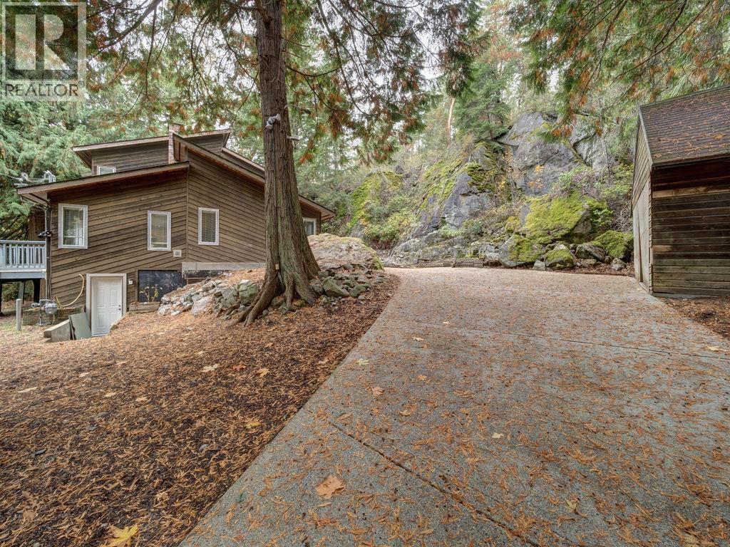 7462 Redrooffs Road, Halfmoon Bay, British Columbia  V7Z 1C3 - Photo 2 - R3061596