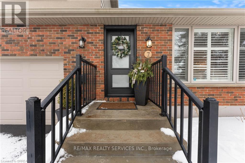 7 Sycamore Drive, Brantford, Ontario  N3R 2M2 - Photo 2 - X12479701