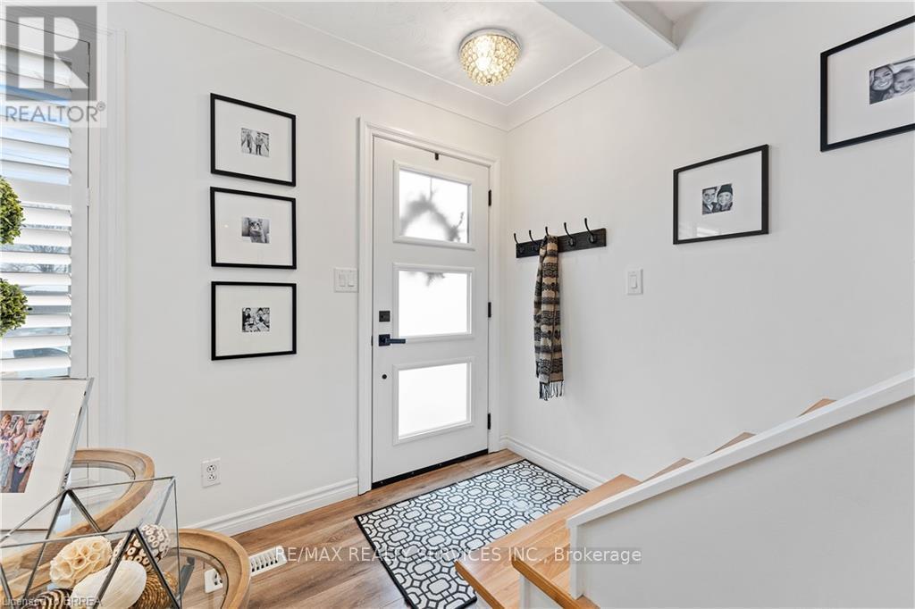 7 Sycamore Drive, Brantford, Ontario  N3R 2M2 - Photo 3 - X12479701