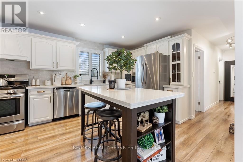 7 Sycamore Drive, Brantford, Ontario  N3R 2M2 - Photo 9 - X12479701