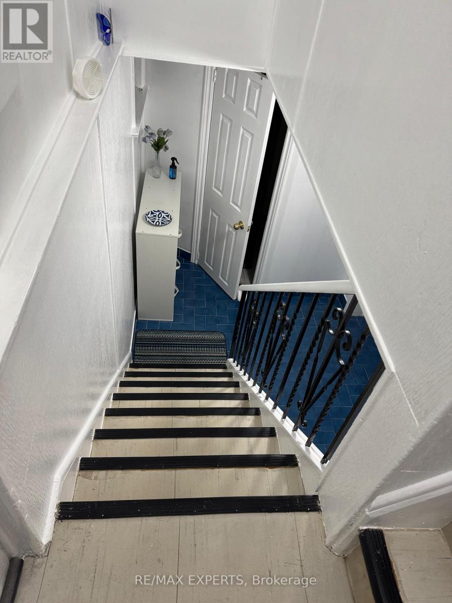 Lower - 114 Trowell Avenue, Toronto, Ontario  M6M 1L7 - Photo 7 - W12471169