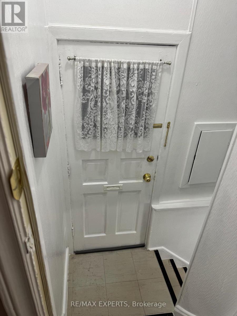 Lower - 114 Trowell Avenue, Toronto, Ontario  M6M 1L7 - Photo 6 - W12471169