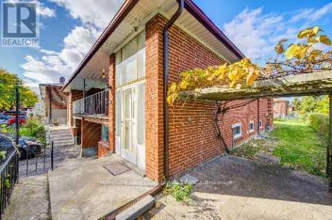 86 Tuscarora Drive, Toronto, Ontario  M2H 2K3 - Photo 4 - C12479665