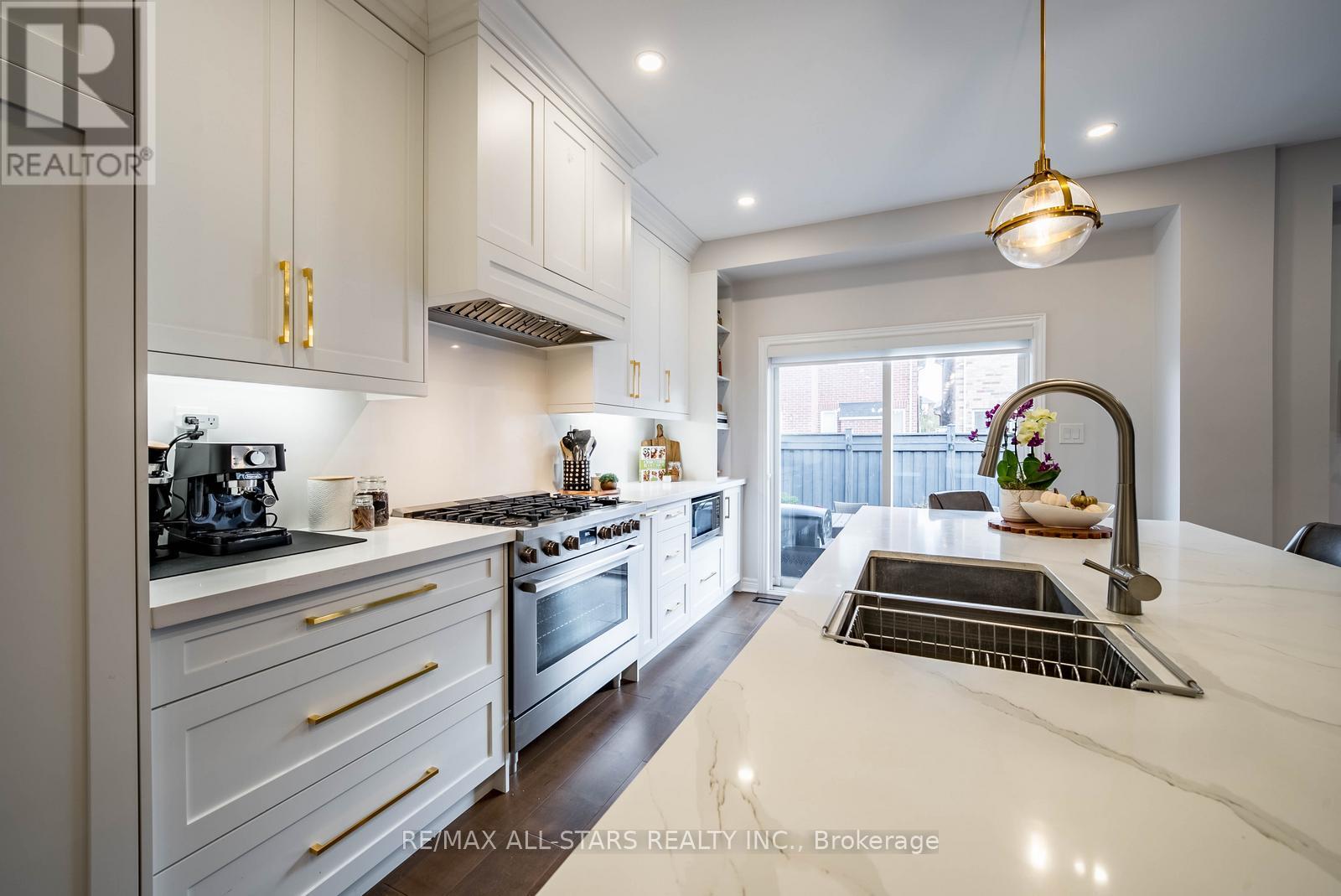 27 Horn Street, Whitchurch-Stouffville, Ontario  L4A 0X9 - Photo 8 - N12479734