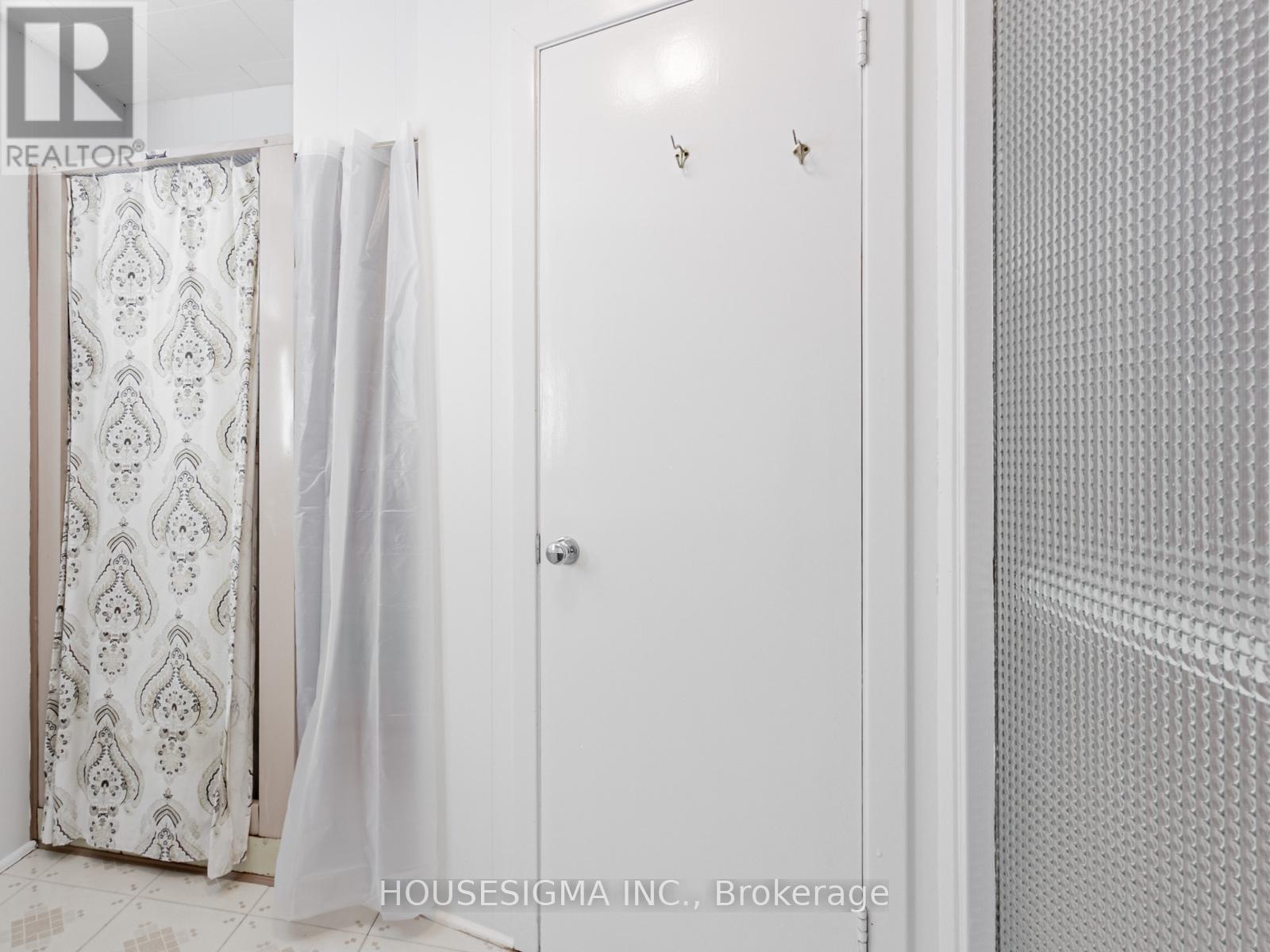 72 Ludstone Drive, Toronto, Ontario  M9R 2J3 - Photo 28 - W12479718