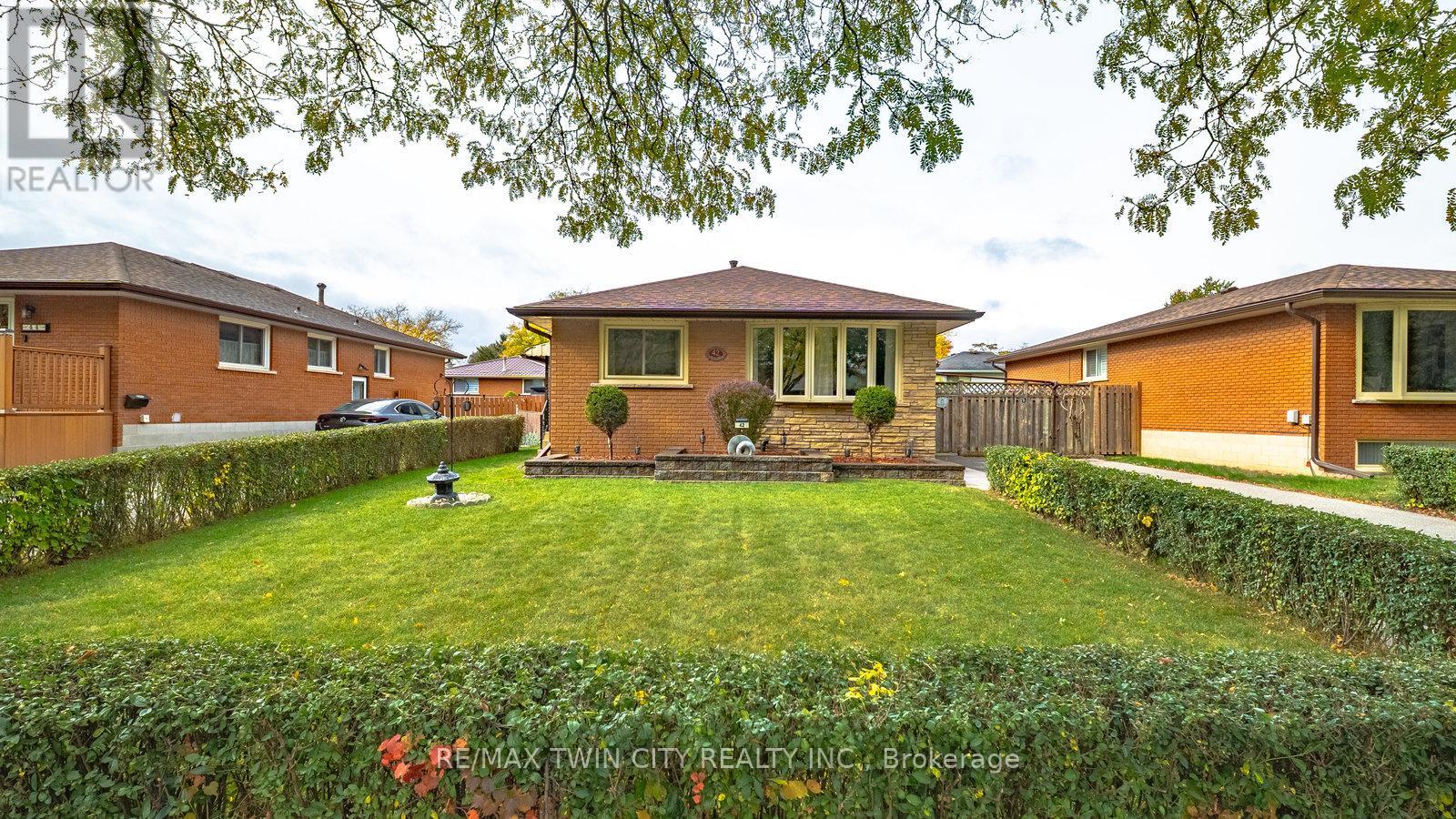 42 Palm Crescent, Brantford, Ontario  N3R 5G2 - Photo 2 - X12479744