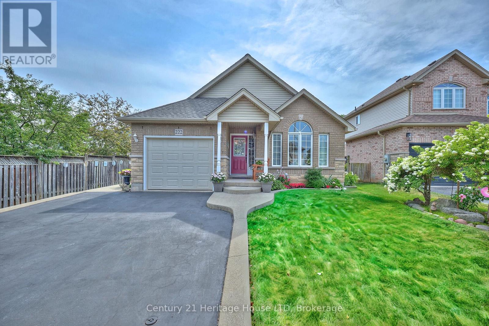 222 Dorchester Drive, Grimsby, Ontario  L3M 5K8 - Photo 2 - X12335197