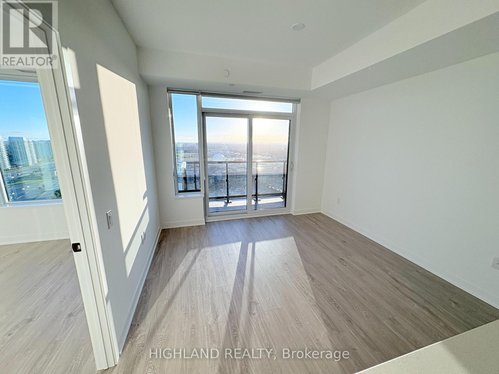 2105 - 2495 Eglinton Avenue W, Mississauga, Ontario  L5M 2T2 - Photo 3 - W12479788
