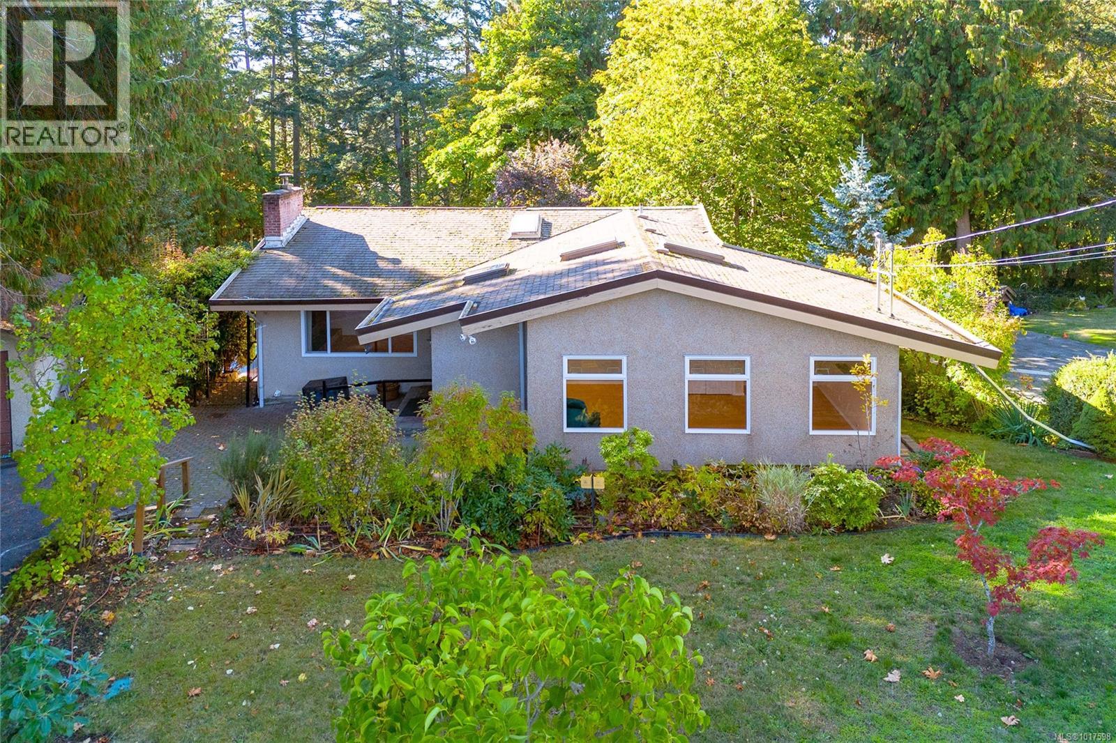 7086 Maber Rd, Central Saanich, British Columbia  V8M 1S9 - Photo 2 - 1017598