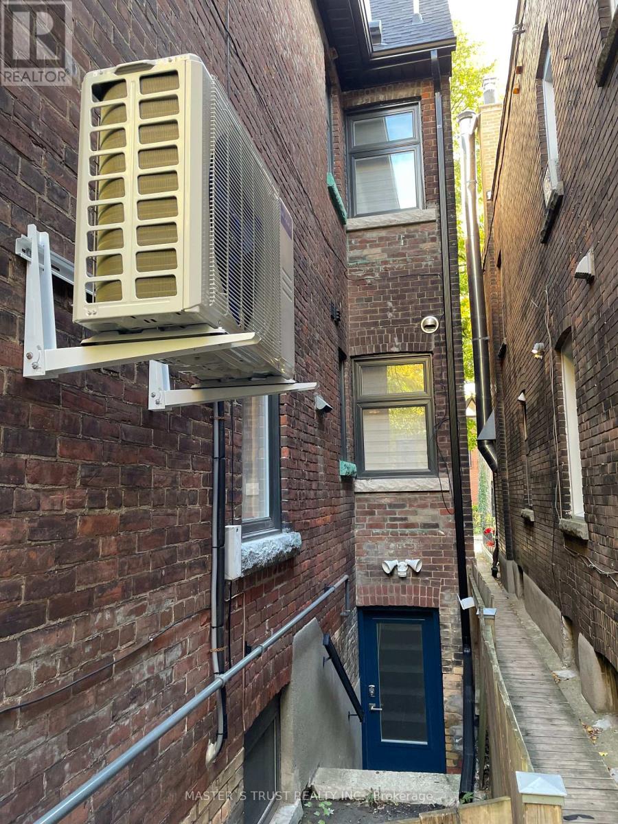 Lower Unit - 370 Lippincott Street, Toronto, Ontario  M5S 2P7 - Photo 9 - C12479830