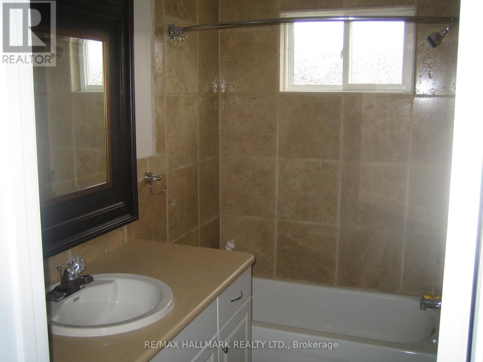 166 Weldrick Road, Richmond Hill, Ontario  L4C 3V1 - Photo 5 - N12479824