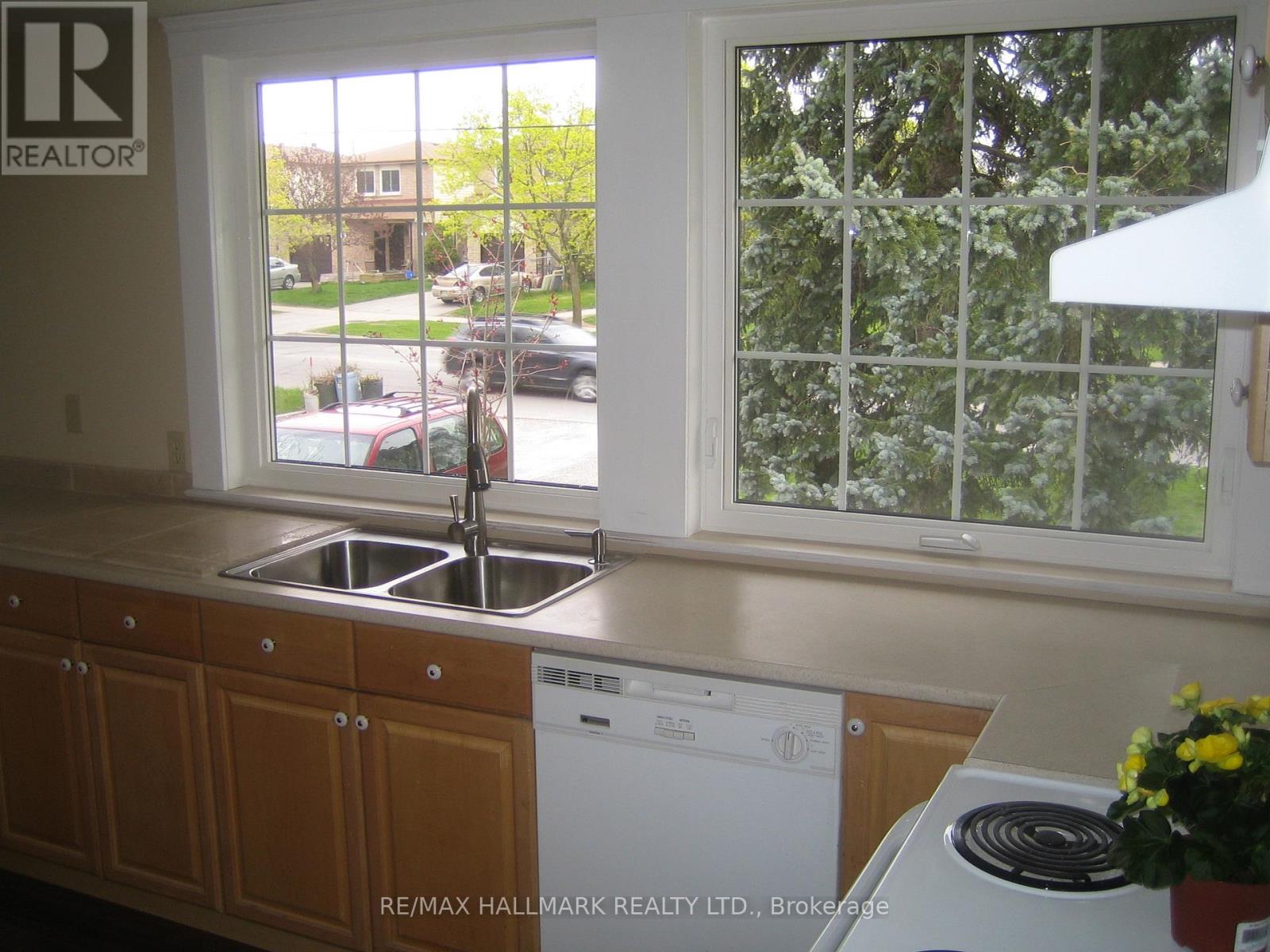 166 Weldrick Road, Richmond Hill, Ontario  L4C 3V1 - Photo 9 - N12479824