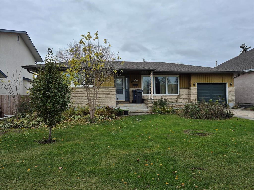 26 Claus Bay, Winnipeg, Manitoba  R2G 2A1 - Photo 1 - 202527158