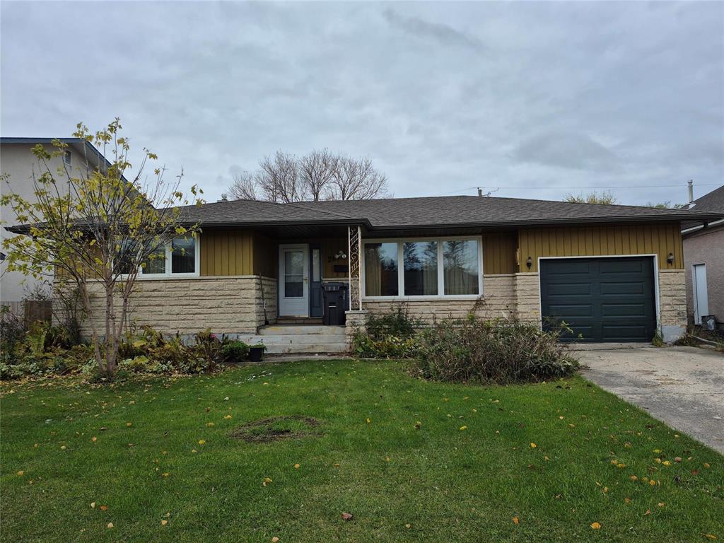 26 Claus Bay, Winnipeg, Manitoba  R2G 2A1 - Photo 2 - 202527158