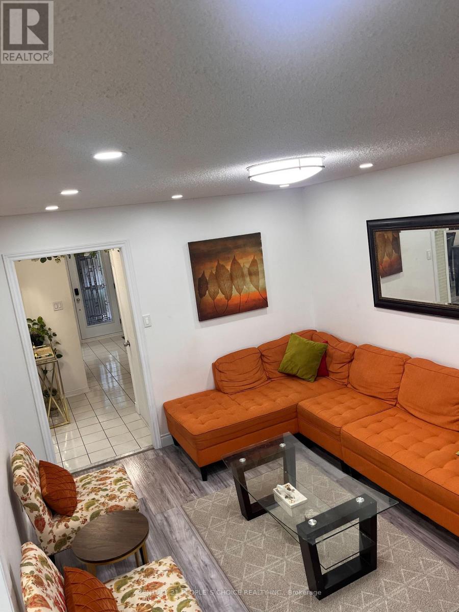 22 Tina Court, Brampton, Ontario  L6Y 4M6 - Photo 2 - W12479856