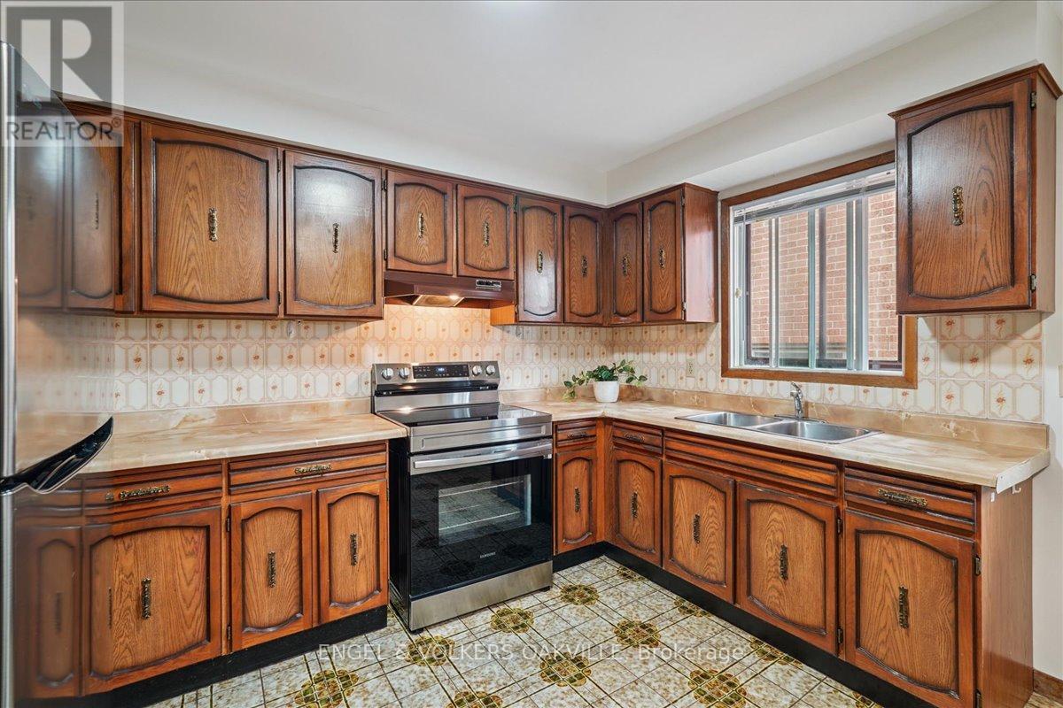 4170 Sunset Valley Court, Mississauga, Ontario  L4W 3L5 - Photo 13 - W12479882