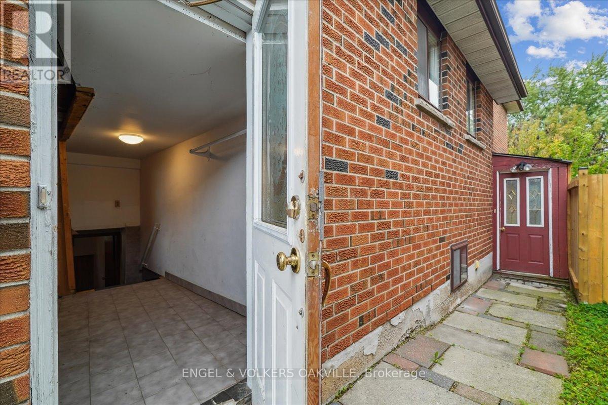 4170 Sunset Valley Court, Mississauga, Ontario  L4W 3L5 - Photo 39 - W12479882