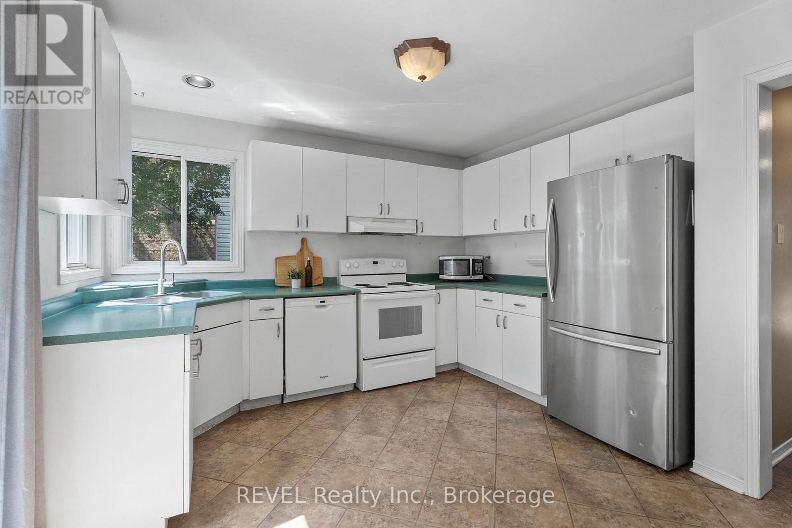 19 Crysler Crescent, Thorold (Confederation Heights), Ontario  L2V 5A2 - Photo 11 - X12479912