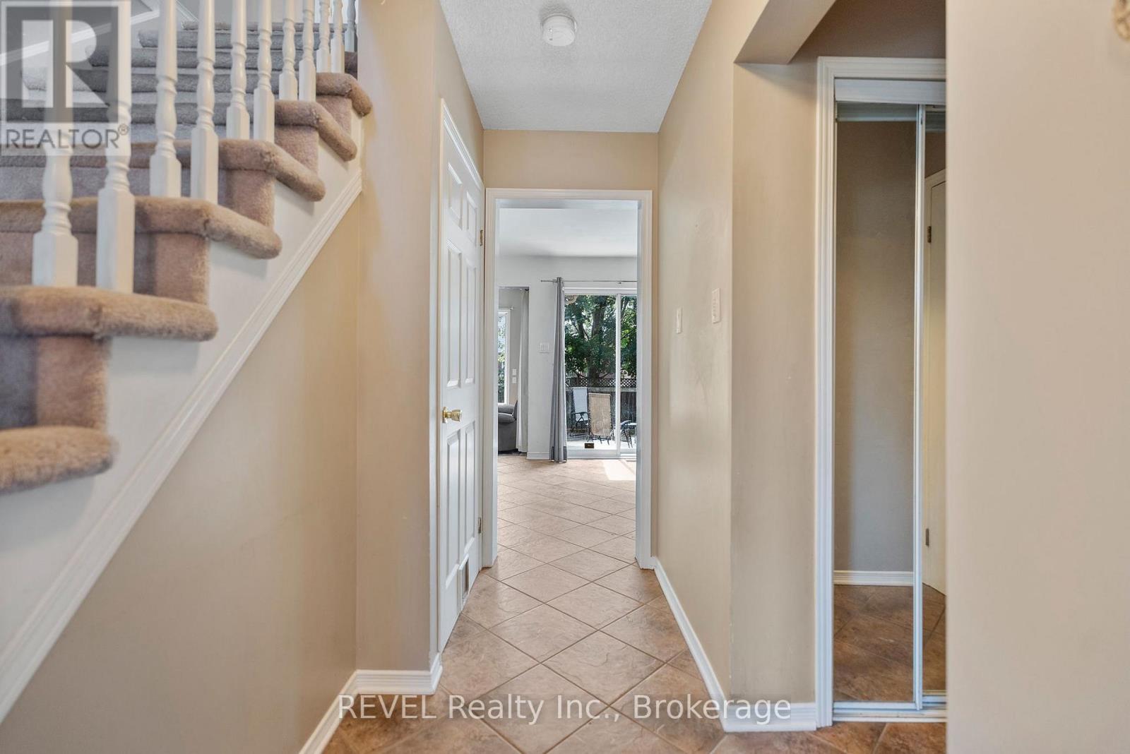 19 Crysler Crescent, Thorold (Confederation Heights), Ontario  L2V 5A2 - Photo 6 - X12479912