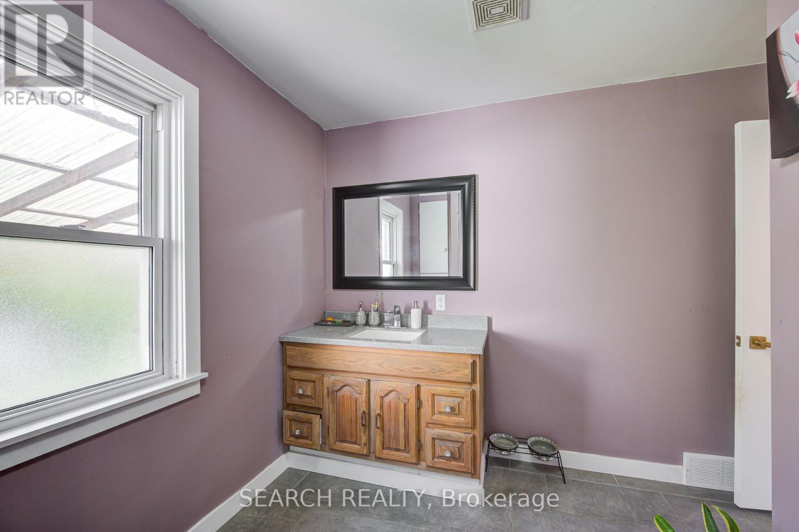 295 Victoria Street, Ingersoll, Ontario  N5C 2N3 - Photo 21 - X12417429