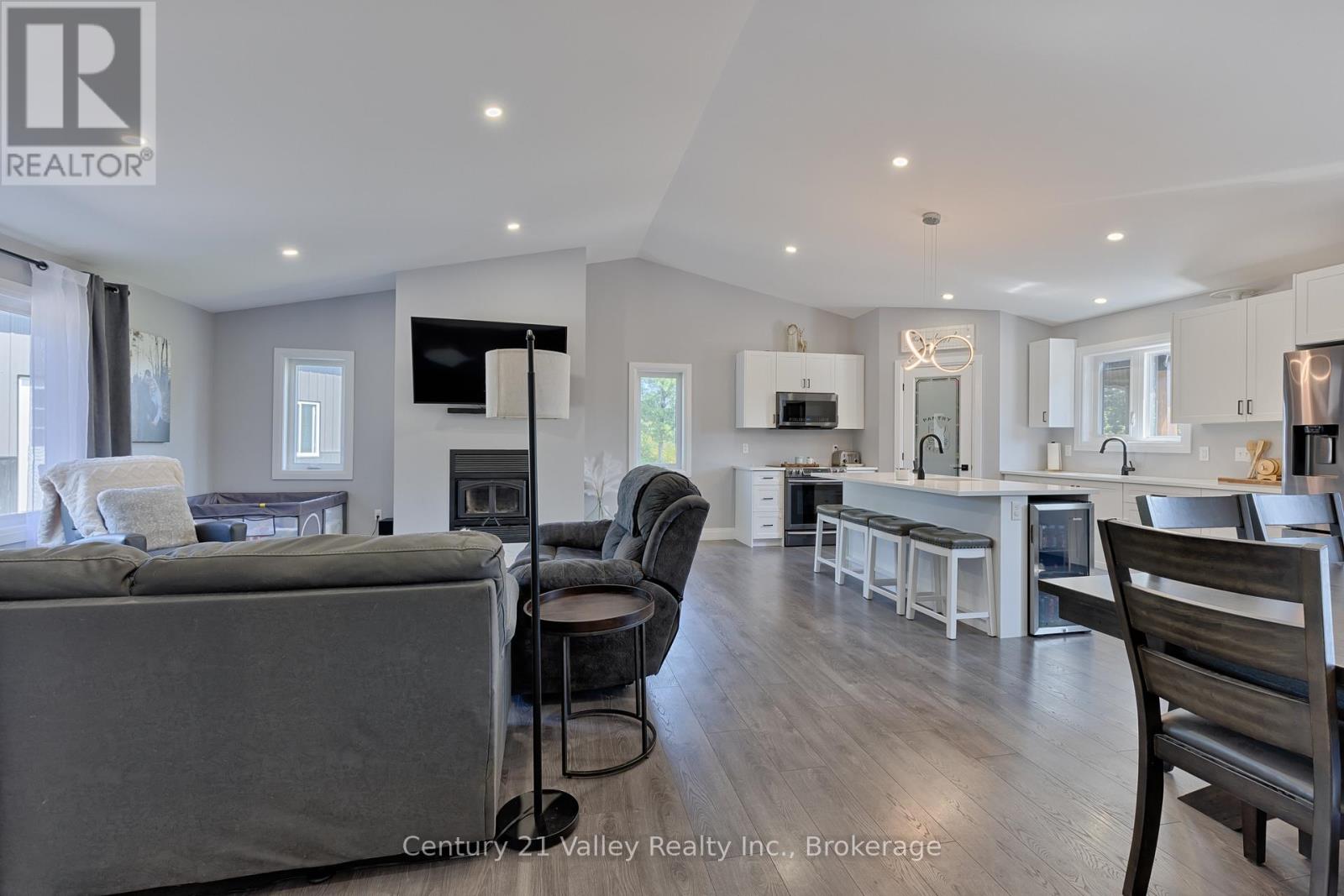 64 Eastern Avenue, Greater Madawaska, Ontario  K7V 1N3 - Photo 11 - X12479916