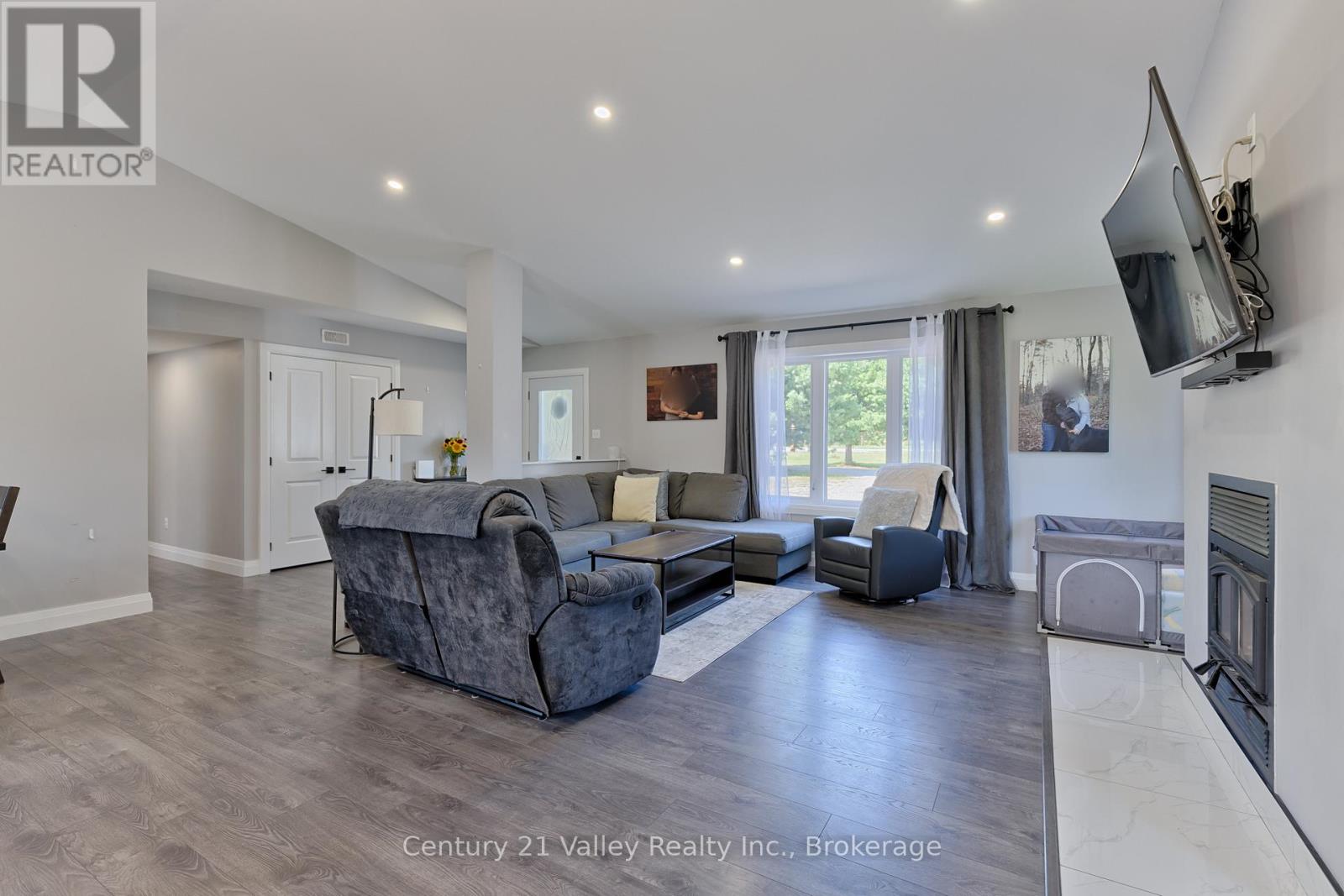 64 Eastern Avenue, Greater Madawaska, Ontario  K7V 1N3 - Photo 13 - X12479916