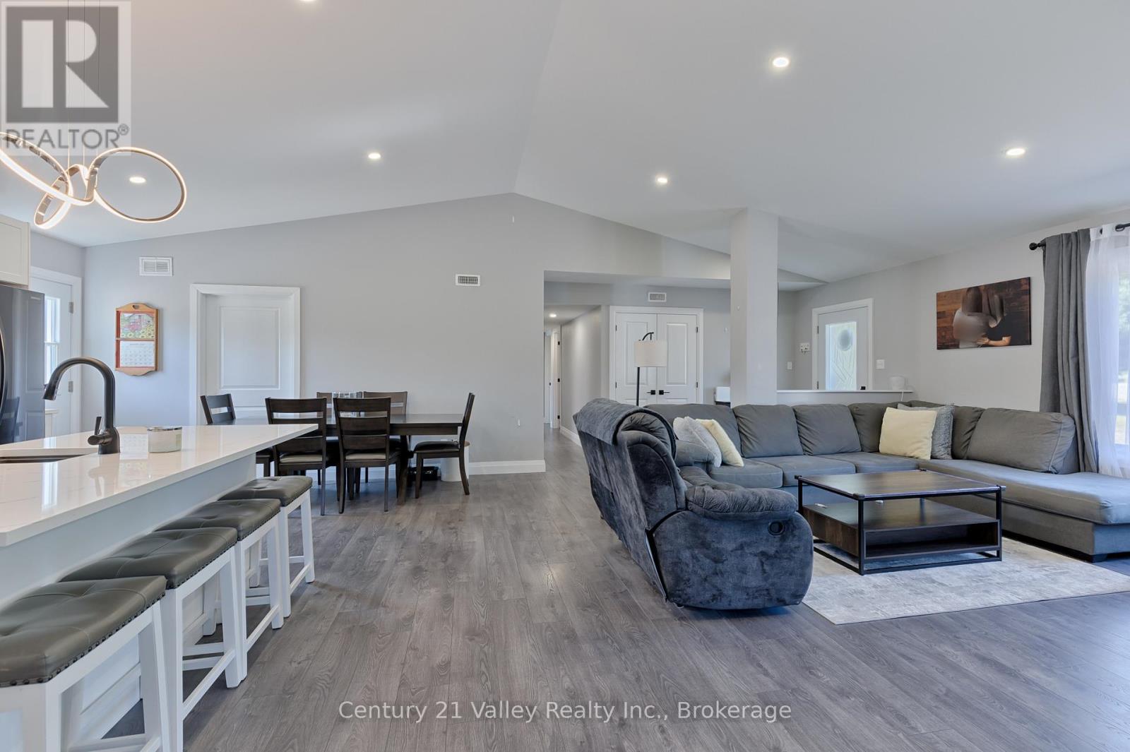 64 Eastern Avenue, Greater Madawaska, Ontario  K7V 1N3 - Photo 14 - X12479916