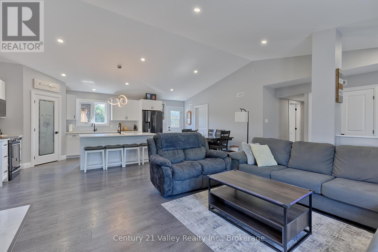 64 Eastern Avenue, Greater Madawaska, Ontario  K7V 1N3 - Photo 15 - X12479916