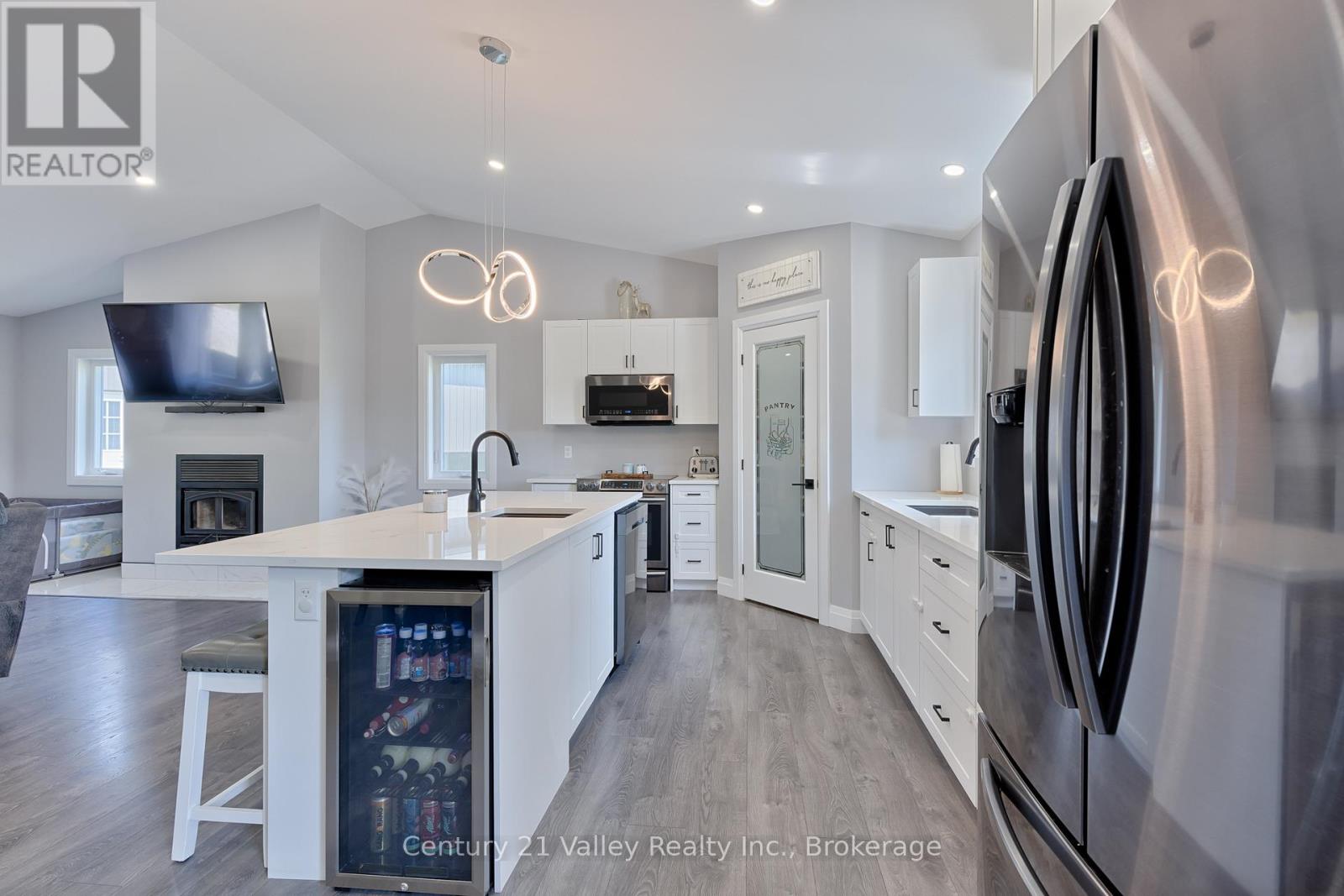 64 Eastern Avenue, Greater Madawaska, Ontario  K7V 1N3 - Photo 18 - X12479916