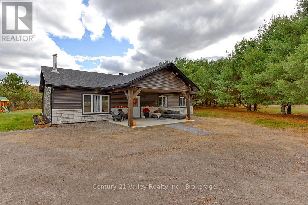 64 Eastern Avenue, Greater Madawaska, Ontario  K7V 1N3 - Photo 3 - X12479916