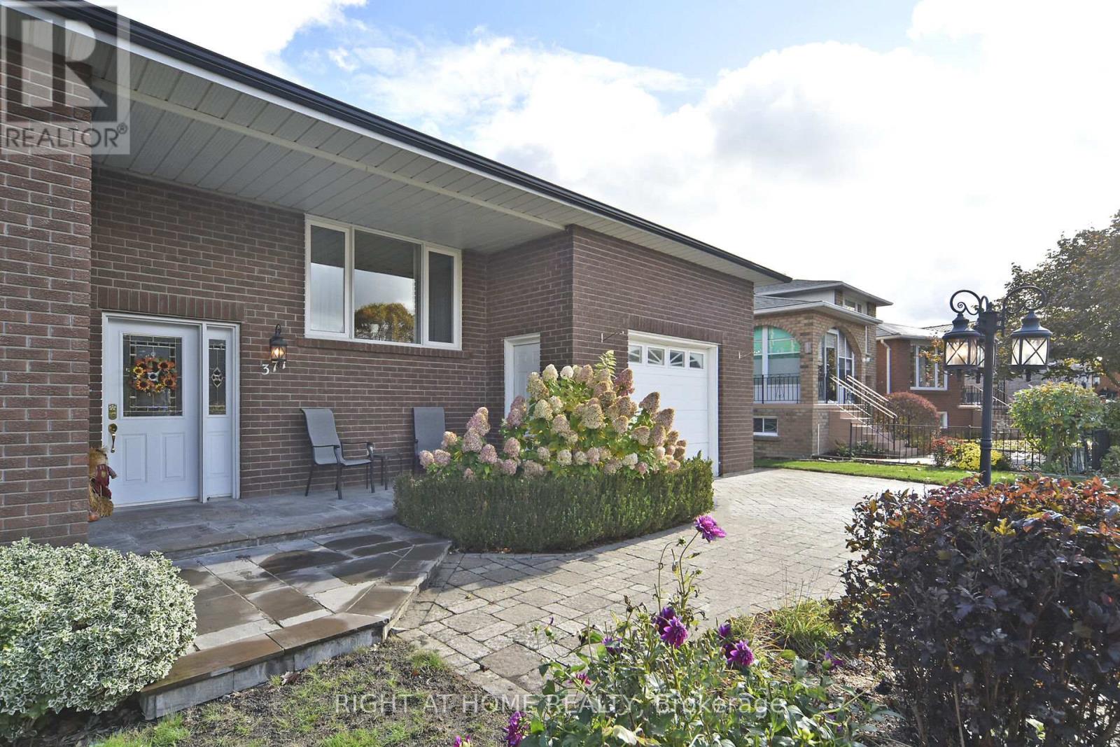 377 Parkwood Avenue, Bradford West Gwillimbury, Ontario  L3Z 2W9 - Photo 2 - N12475643