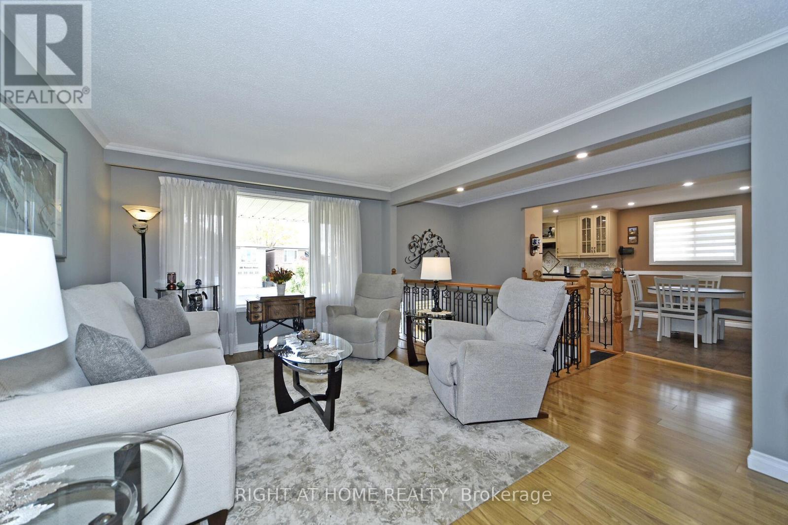 377 Parkwood Avenue, Bradford West Gwillimbury (Bradford), Ontario  L3Z 2W9 - Photo 5 - N12475643