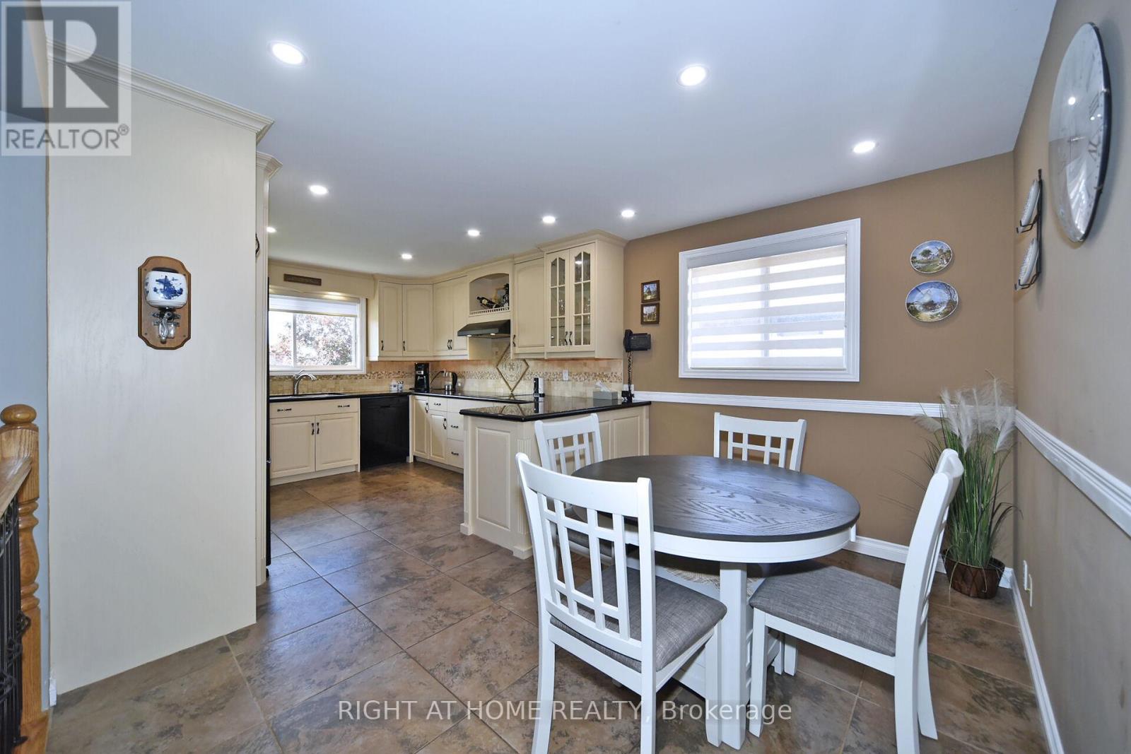 377 Parkwood Avenue, Bradford West Gwillimbury (Bradford), Ontario  L3Z 2W9 - Photo 7 - N12475643