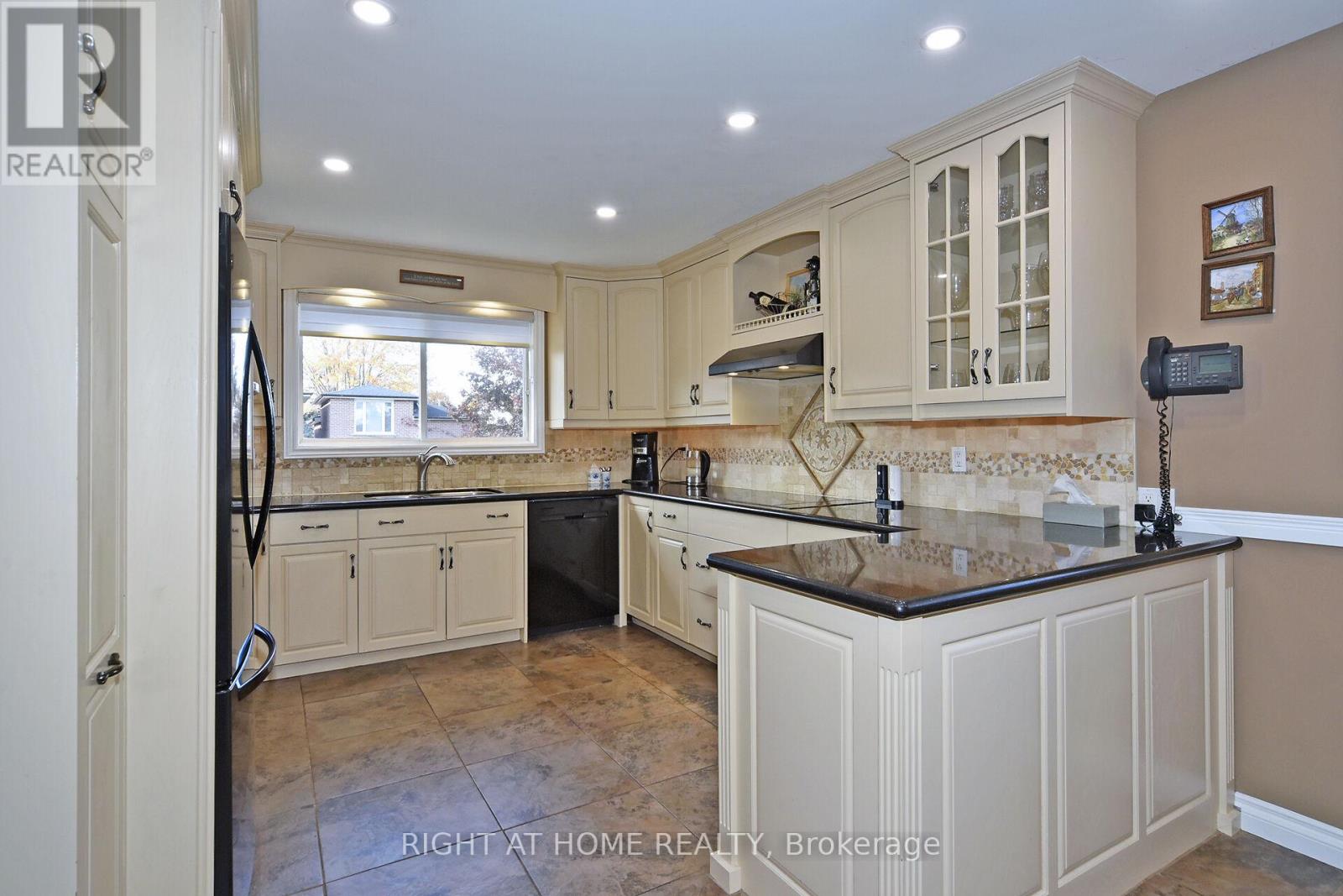 377 Parkwood Avenue, Bradford West Gwillimbury (Bradford), Ontario  L3Z 2W9 - Photo 9 - N12475643