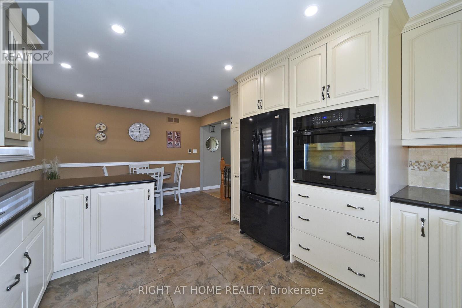 377 Parkwood Avenue, Bradford West Gwillimbury (Bradford), Ontario  L3Z 2W9 - Photo 8 - N12475643