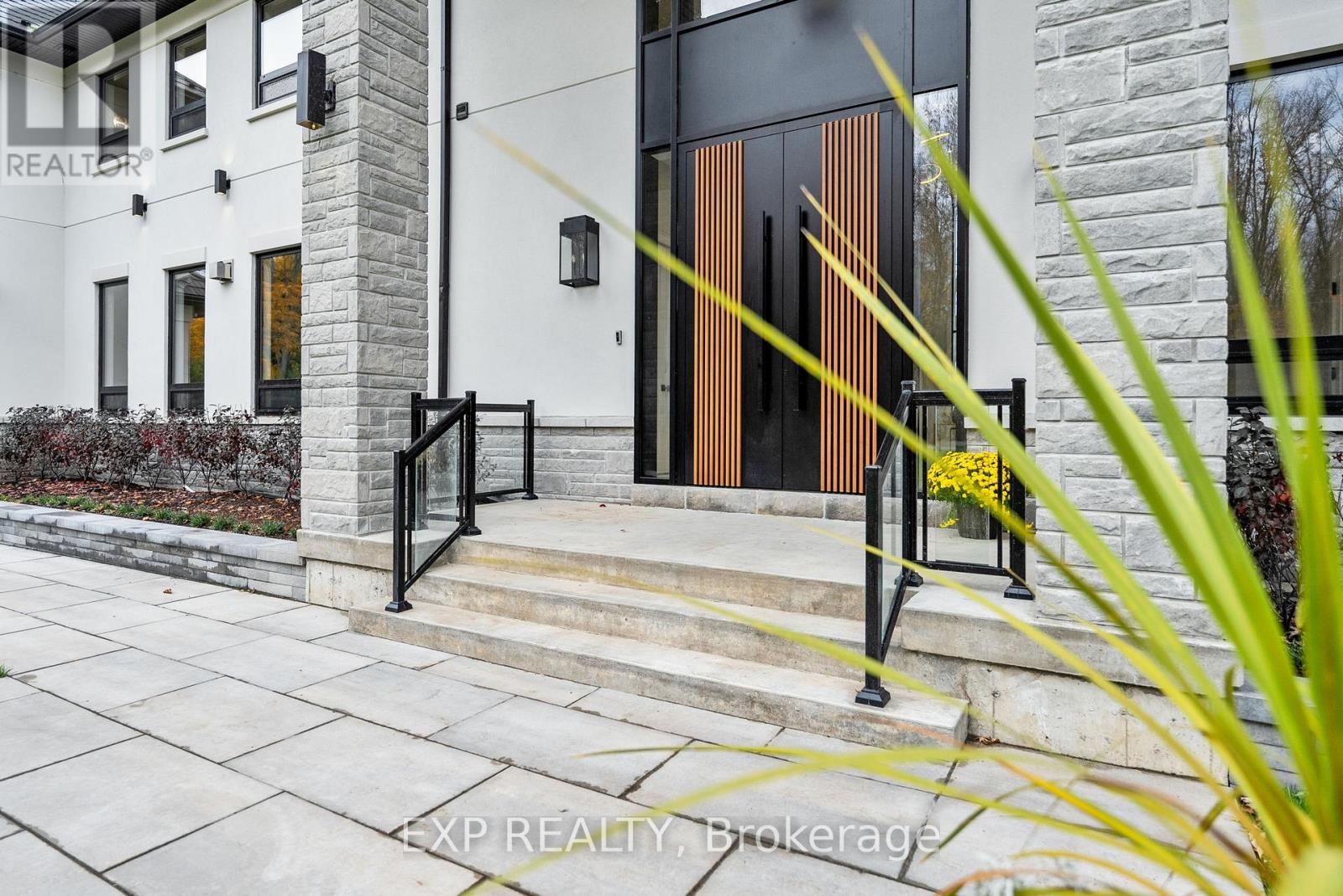 98 Mcrae Beach Road S, Georgina, Ontario  L0E 1N0 - Photo 4 - N12479928