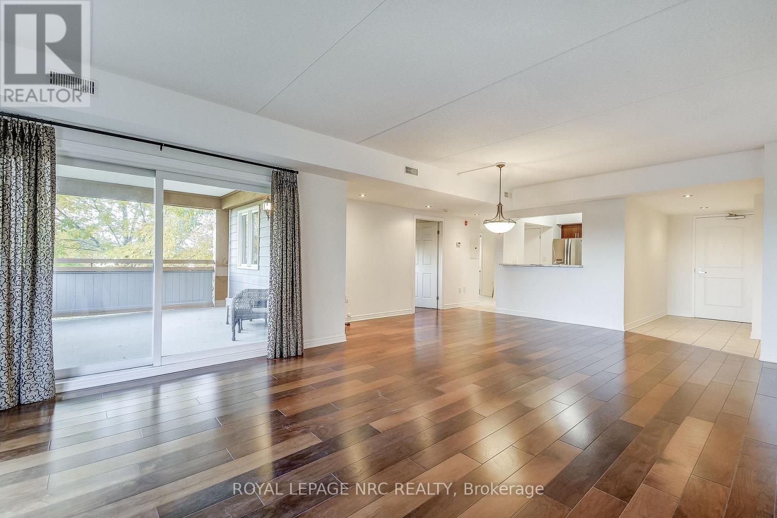 202 - 678 Line 2 Road, Niagara-On-The-Lake, Ontario  L0S 1J0 - Photo 10 - X12479966