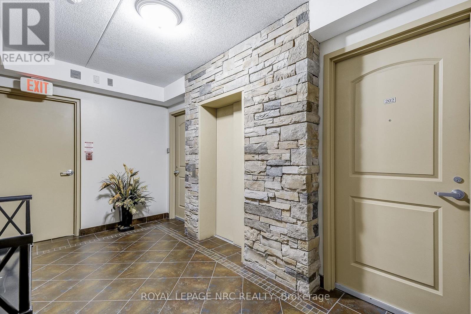 202 - 678 Line 2 Road, Niagara-On-The-Lake, Ontario  L0S 1J0 - Photo 3 - X12479966