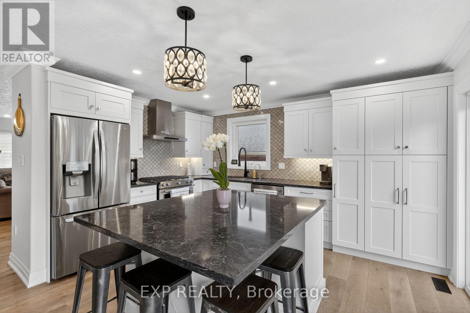 7 Pacific Avenue, Barrie, Ontario  L4M 7E7 - Photo 10 - S12463165