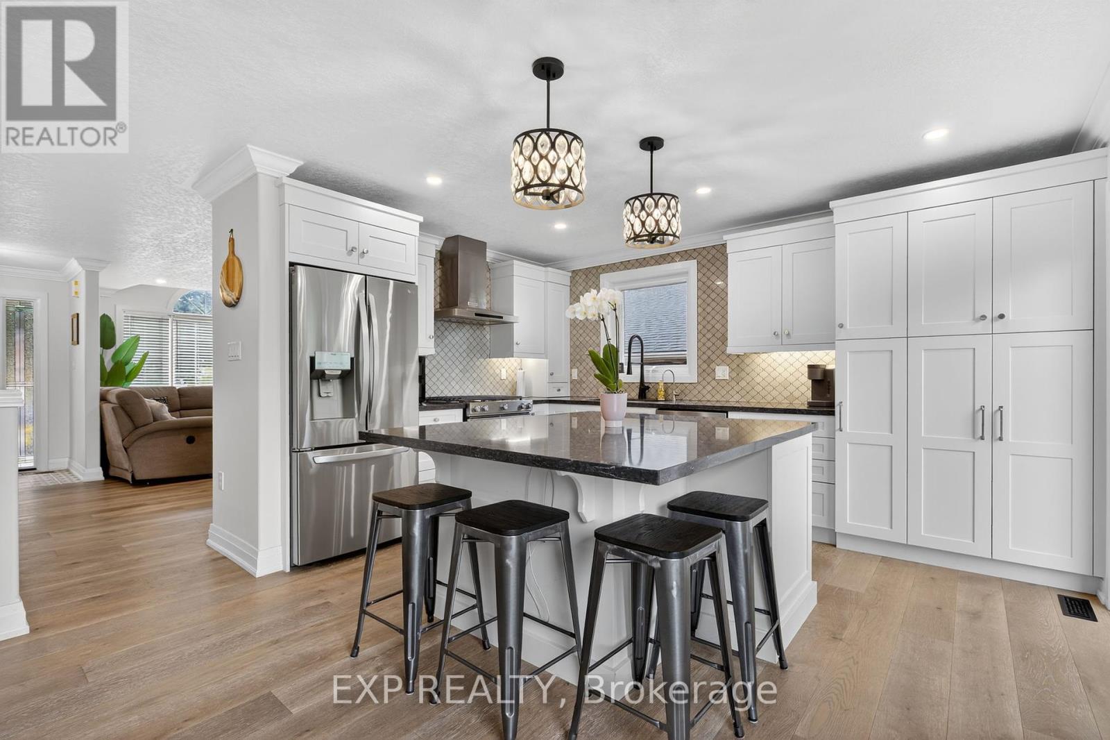 7 Pacific Avenue, Barrie, Ontario  L4M 7E7 - Photo 9 - S12463165