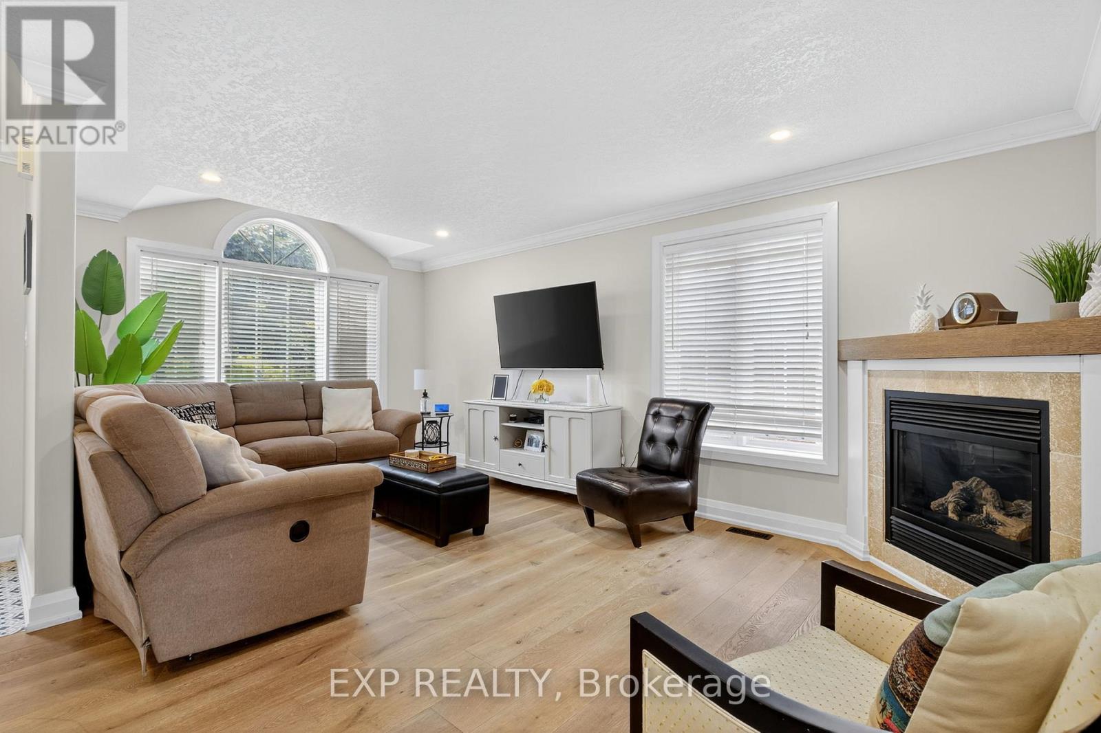 7 Pacific Avenue, Barrie, Ontario  L4M 7E7 - Photo 4 - S12463165