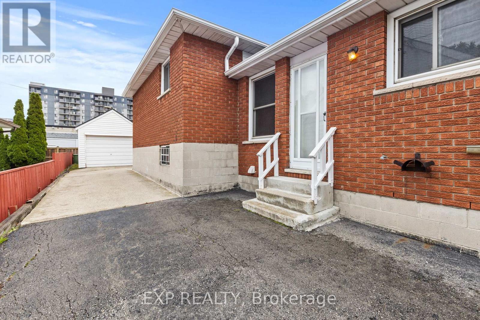 477 East 38th Street, Hamilton, Ontario  L8V 4G7 - Photo 3 - X12479924