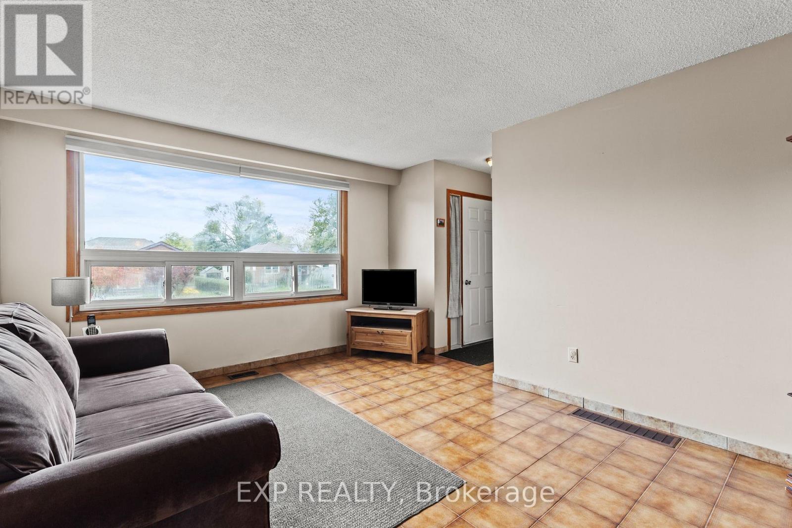 477 East 38th Street, Hamilton, Ontario  L8V 4G7 - Photo 4 - X12479924