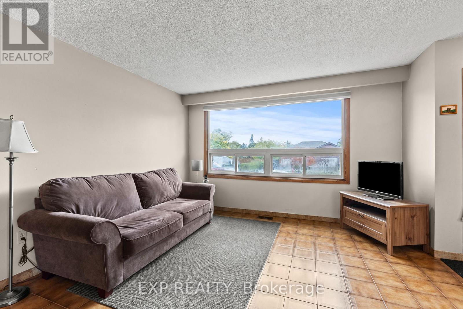 477 East 38th Street, Hamilton, Ontario  L8V 4G7 - Photo 5 - X12479924